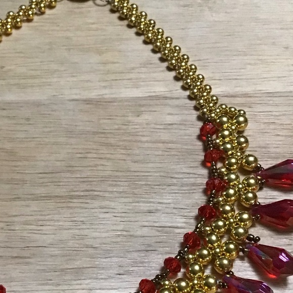 gold metal necklace w/ acrylic briolette & magnetic clasp .. gold & red .. no-1 - Picture 3 of 4